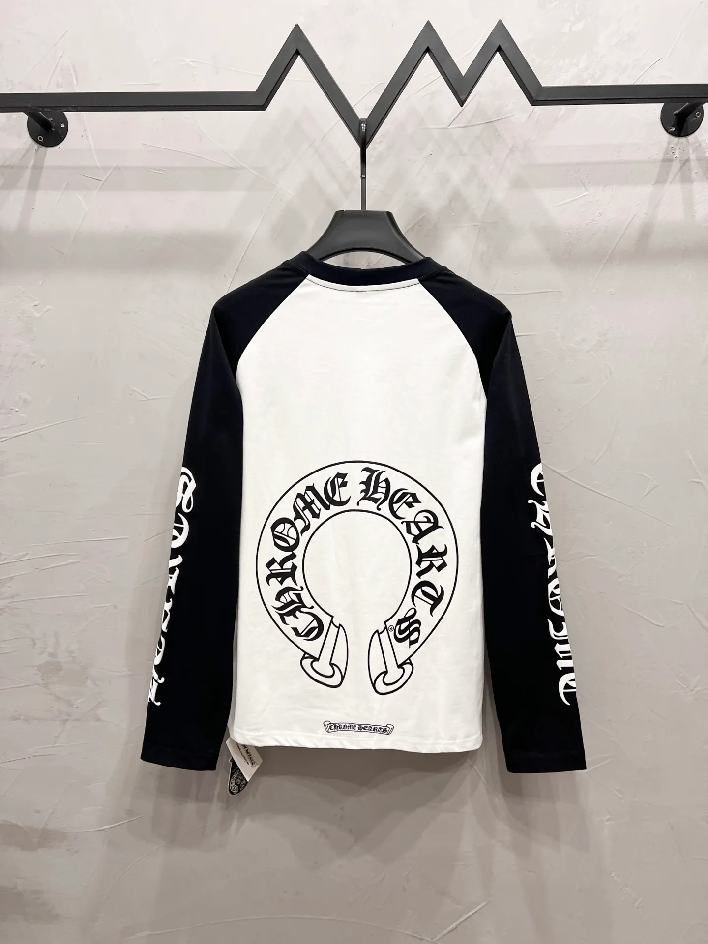 P140 Style number: YC41 Chrome Hearts 23ss Sanskrit horseshoe splicing printed popular long-sleeved T-shirt The fabric is custom-woven and dyed 32-woven 260g pure cotton single-sided reactive dyeing. The whole garment is printed using thermosetting ink materials and is printed by hand. The sleeves are printed using the original foaming process. The feel is not a single glue smooth effect and will have a frosted feel. Large quantities are in stock. Same style for men and women. Size: S M L XL